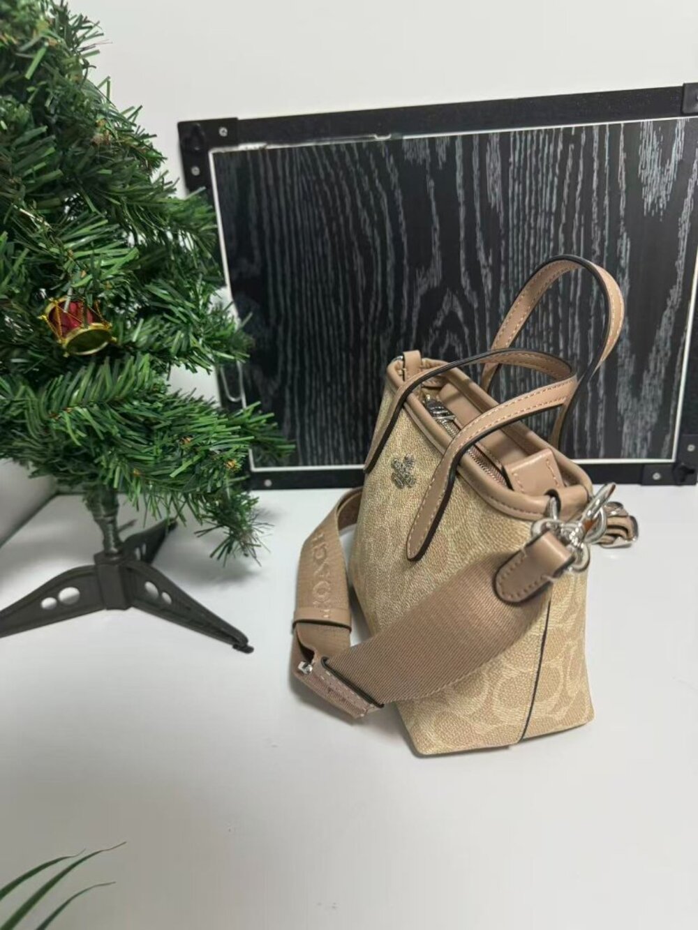 The Coach Tote That Transitions From Work to Weekend✨ - Picture 3 of 5